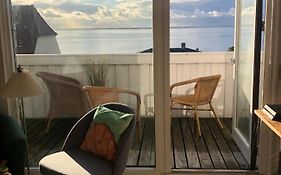 Dejligt værelse med eget bad og havudsigt